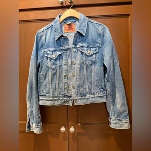 Levi’s Cropped Trucker Denim Jacket Light Wash Jean Jacket Small NEVER WORN